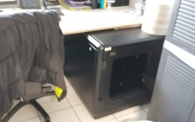 Juillet 2025-installation d&rsquo;un nouveau serveur dans une baie informatique insonorisée